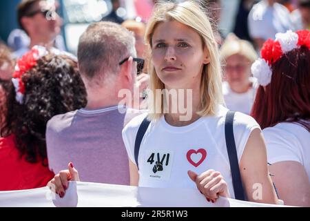 Warschau, Polen. 04. Juni 2023. Ein Unterstützer nimmt am marsch Teil. Protest gegen die rechtsgerichtete PIS-Partei. Die Demonstranten wollten ihre Unterstützung für demokratische Normen und für den Verbleib in den Strukturen der EU zum Ausdruck bringen. (Foto: Tomasz Zasinski/SOPA Images/Sipa USA) Guthaben: SIPA USA/Alamy Live News Stockfoto