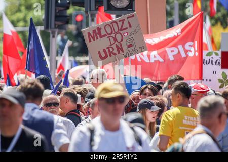 Warschau, Polen. 04. Juni 2023. Fans nehmen am marsch Teil. Protest gegen die rechtsgerichtete PIS-Partei. Die Demonstranten wollten ihre Unterstützung für demokratische Normen und für den Verbleib in den Strukturen der EU zum Ausdruck bringen. (Foto: Tomasz Zasinski/SOPA Images/Sipa USA) Guthaben: SIPA USA/Alamy Live News Stockfoto