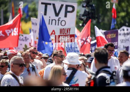 Warschau, Polen. 04. Juni 2023. Fans nehmen am marsch Teil. Protest gegen die rechtsgerichtete PIS-Partei. Die Demonstranten wollten ihre Unterstützung für demokratische Normen und für den Verbleib in den Strukturen der EU zum Ausdruck bringen. (Foto: Tomasz Zasinski/SOPA Images/Sipa USA) Guthaben: SIPA USA/Alamy Live News Stockfoto