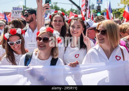 Warschau, Polen. 04. Juni 2023. Fans nehmen am marsch Teil. Protest gegen die rechtsgerichtete PIS-Partei. Die Demonstranten wollten ihre Unterstützung für demokratische Normen und für den Verbleib in den Strukturen der EU zum Ausdruck bringen. (Foto: Tomasz Zasinski/SOPA Images/Sipa USA) Guthaben: SIPA USA/Alamy Live News Stockfoto