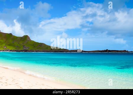 Halten Sie die atemberaubende Schönheit der Insel Mahoro von oben mit einem unvergleichlichen Blick auf den unberührten Strand fest. Türkisfarbenes Wasser und malerische Landschaften schaffen eine Kappe Stockfoto