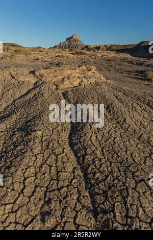 Factory Butte und die Mancos Shale Badlands der Upper Blue Hills in der Caineville Wüste bei Hanksville, Utah. Stockfoto