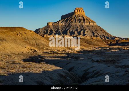 Factory Butte in der Caineville-Wüste bei Hanksville, Utah. Stockfoto