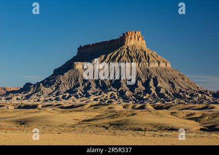 Factory Butte und die Mancos Shale Badlands der Upper Blue Hills in der Caineville Wüste bei Hanksville, Utah. Stockfoto