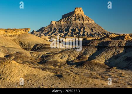 Factory Butte und die Mancos Shale Badlands der Upper Blue Hills in der Caineville Wüste bei Hanksville, Utah. Stockfoto