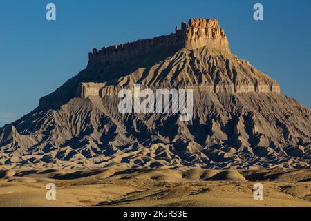 Factory Butte und die Mancos Shale Badlands der Upper Blue Hills in der Caineville Wüste bei Hanksville, Utah. Stockfoto