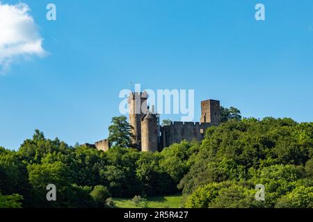 Das Kasselburg ist eine Ruine in einem Bergschloss in Pelm bei Gerolstein in der Grafschaft Eifel Stockfoto