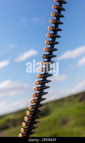 Klebeband mit Maschinengewehrmunition. Erschießungstraining des 128. Territorialen Verteidigungsbataillons der ukrainischen Streitkräfte in der Region Donezk. Stockfoto