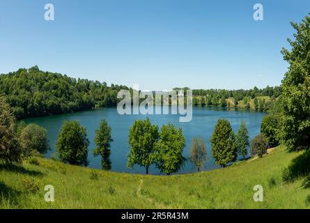 Malerische Eifel Weinfelder Maar, ein alter Vulkankaldera gefüllt mit Wasser in Deutschland Stockfoto