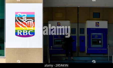 Toronto, Kanada - 4. Juni 2023: Ein Logo oder Symbol für die Royal Bank of Canada oder RBC in Pride-Regenbogenfarben. Traditionell feiert die Stadt LGBTQIA c Stockfoto