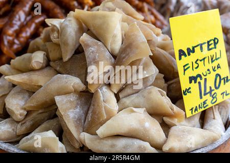 Traditioneller türkischer süßer Nachspeise-Pestil oder Moschus-getrockneter Fruchtfleisch-Snack. Das getrocknete Fruchtfleisch „Pestil, Muska köme“ von Gümüshane Turkey ist ein einzigartiges Desser Stockfoto