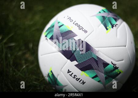 Abbildung zeigt den neuen offiziellen Spielball der Pro League, des Zehnkampfs und des Kipsta in Brüssel, Montag, den 05. Juni 2023. Ab der Saison 2023-2024 wird ein neuer Ball auf den belgischen Plätzen in der Jupiler Pro League, Challenger Pro League, Lotto Super League, Croky Cup und bei den Elitewettbewerben für Jugendliche gespielt. Kipsta, die Fußballmarke von Decathlon, produziert und liefert den Ball. Zum ersten Mal wird in Belgien derselbe Ball in all diesen Wettkämpfen eingesetzt, von der Akademie bis zum ersten Team. BELGA PHOTO VIRGINIE LEFOUR Stockfoto