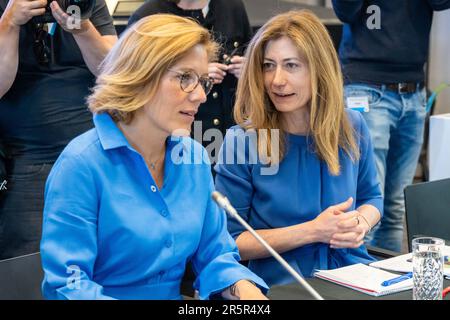 Die belgische nationale drogenkommissarin ine Van Wymersch (L) und die Verwaltungsrätin der Drogenbehörde Anne Milgram (R) sind auf einem Treffen der "Koalition der europäischen Länder gegen schwere und organisierte Kriminalität" in Antwerpen am Montag, den 05. Juni 2023, abgebildet. Belgien, Frankreich, Deutschland, Italien, die Niederlande und Spanien bündeln ihre Kräfte im Kampf gegen die organisierte Kriminalität, insbesondere die Drogenkriminalität. Während des Treffens wird ein Status für die Umsetzung des mehrjährigen Aktionsplans festgelegt, der die konkrete Umsetzung der von den 6 Ländern im Oktober 2022 eingegangenen Ziele darstellt. B Stockfoto