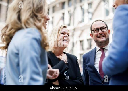 Antwerpen, Belgien. 05. Juni 2023. Der niederländische Justizminister Dilan Yesilgoz Zegerius (l-r) spricht mit Nancy Faeser (SPD), Bundesministerin für Inneres und Inneres, und dem belgischen Justizminister Vincent Van Quickenborne vor dem Treffen der Innen- und Justizminister aus sechs europäischen Ländern zur Bekämpfung der organisierten Kriminalität in Antwerpen. Kredit: Carsten Koall/dpa/Alamy Live News Stockfoto