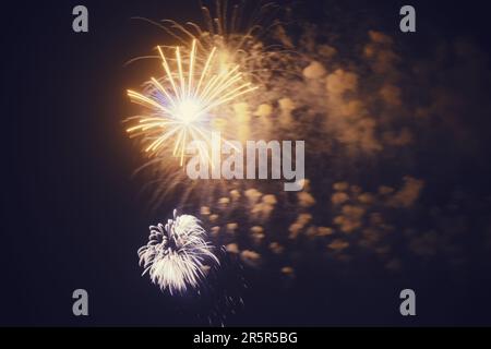 Buntes Feuerwerk vor dem Hintergrund des schwarzen Nachthimmels Stockfoto