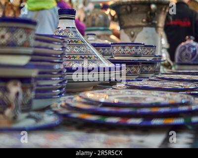 Farbenfrohe und künstlerisch handgefertigte Keramikkeramik aus Lehm im arabischen Stil. Stockfoto