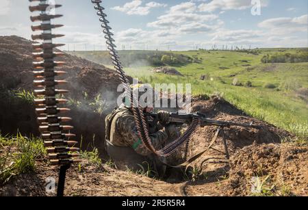 6. Mai 2023, Donezk, Ukraine: Ein Soldat der ukrainischen Streitkräfte feuert während der Schussübung eine automatische Waffe ab. Erschießungstraining des 128. Territorialen Verteidigungsbataillons der ukrainischen Streitkräfte in der Region Donezk. (Credit Image: © Mykhaylo Palinchak/SOPA Images via ZUMA Press Wire) NUR REDAKTIONELLE VERWENDUNG! Nicht für den kommerziellen GEBRAUCH! Stockfoto