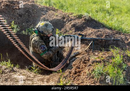 6. Mai 2023, Donezk, Ukraine: Ein Soldat der ukrainischen Streitkräfte feuert während der Schussübung eine automatische Waffe ab. Erschießungstraining des 128. Territorialen Verteidigungsbataillons der ukrainischen Streitkräfte in der Region Donezk. (Credit Image: © Mykhaylo Palinchak/SOPA Images via ZUMA Press Wire) NUR REDAKTIONELLE VERWENDUNG! Nicht für den kommerziellen GEBRAUCH! Stockfoto