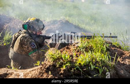 6. Mai 2023, Donezk, Ukraine: Ein Soldat der ukrainischen Streitkräfte feuert während der Schussübung eine automatische Waffe ab. Erschießungstraining des 128. Territorialen Verteidigungsbataillons der ukrainischen Streitkräfte in der Region Donezk. (Credit Image: © Mykhaylo Palinchak/SOPA Images via ZUMA Press Wire) NUR REDAKTIONELLE VERWENDUNG! Nicht für den kommerziellen GEBRAUCH! Stockfoto