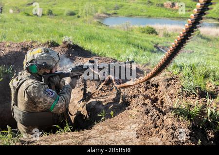 6. Mai 2023, Donezk, Ukraine: Ein Soldat der ukrainischen Streitkräfte feuert während der Schussübung eine automatische Waffe ab. Erschießungstraining des 128. Territorialen Verteidigungsbataillons der ukrainischen Streitkräfte in der Region Donezk. (Credit Image: © Mykhaylo Palinchak/SOPA Images via ZUMA Press Wire) NUR REDAKTIONELLE VERWENDUNG! Nicht für den kommerziellen GEBRAUCH! Stockfoto