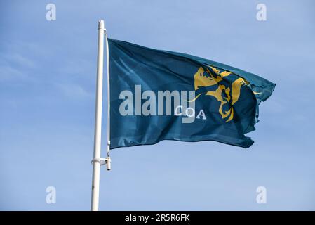 Den Helder, Niederlande. Juni 2022. Die Flagge des Asylbewerberzentrums in Den Helder. Hochwertiges Foto Stockfoto