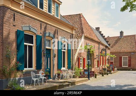 Bronkhorst, Niederlande - 23. Mai 2023: Sommerblick auf historische Gebäude im kleinen Dorf Bronkhorst in Gelderland, Niederlande Stockfoto