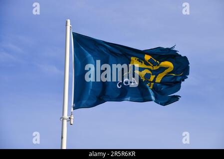 Den Helder, Niederlande. Juni 2022. Die Flagge des Asylbewerberzentrums in Den Helder. Hochwertiges Foto Stockfoto