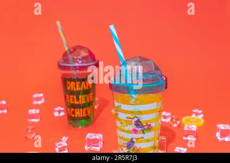 Das Trinkglasset mit Strohhalm für Kinder mit Tiermotiv ist der perfekte Begleiter für die Flüssigkeitsversorgung Ihrer Kleinen. Stockfoto