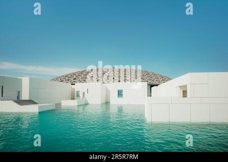 Ein faszinierender Blick auf das Kunstmuseum Louvre Abu Dhabi Stockfoto
