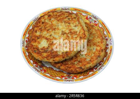 Cutlets auf einer Platte, isoliert auf weißem Hintergrund. Hausgemachte Fleischbällchen. Eine Portion paniertes Fleisch, serviert entweder gegrillt oder gebraten. Stockfoto