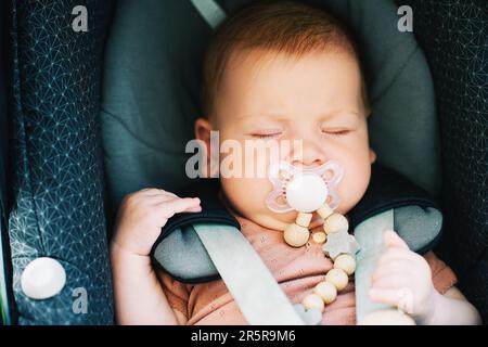 Nahaufnahme eines süßen Babys, das mit dem Schnuller im Buggy schläft Stockfoto