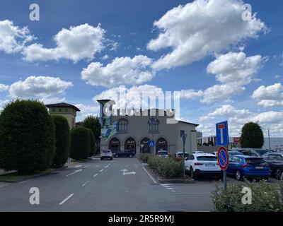 Fidenza, Italien - Mai 2023 Schokoladenladen und Bargeschäft im Outsode Lindt Castle im luxuriösen Outlet-Einkaufszentrum Fidenza, Italien Stockfoto