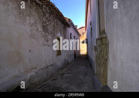 Quiaios, Portugal - 14. August 2022: Straßenblick mit schmaler, nicht markierter Gasse in schlechtem Zustand Stockfoto