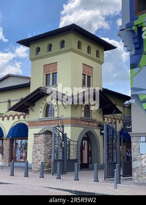 Fidenza, Italien - Mai 2023 Schokoladenladen und Bargeschäft im Outsode Lindt Castle im luxuriösen Outlet-Einkaufszentrum Fidenza, Italien Stockfoto