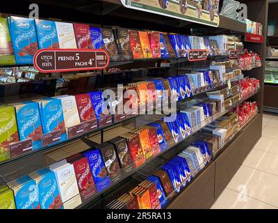 Fidenza, Italien - Mai 2023 im Schokoladenladen von Lindt Castle und Bargeschäft im luxuriösen Outlet-Einkaufszentrum Fidenza, Italien Stockfoto