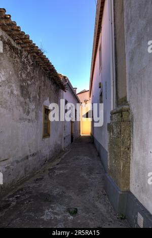 Quiaios, Portugal - 14. August 2022: Straßenblick mit schmaler, nicht markierter Gasse in schlechtem Zustand Stockfoto