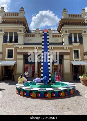 Fidenza, Italien - 2023. Mai: Spaziergang in der künstlerischen und farbenfrohen Fidenza Village Luxus-Mode-Outlet-Mall in Parma, Emilia Romagna. Stockfoto