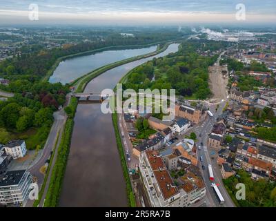 Duffel, Antwerpen, Belgien, 17. Mai 2023, Das Dorf Duffel, in der Gegend von Antwerpen, Luftfoto mit den Häusern und Straßen des Dorfes, von oberhalb des Flusses Nete aus gesehen, Blick auf die Stadt aus der Vogelperspektive von einer Drohne. Hochwertiges Foto Stockfoto