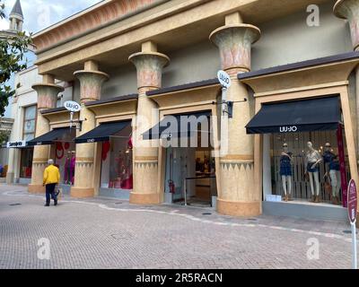 Fidenza, Italien - 2023. Mai: Spaziergang in der künstlerischen und farbenfrohen Fidenza Village Luxus-Mode-Outlet-Mall in Parma, Emilia Romagna. Stockfoto