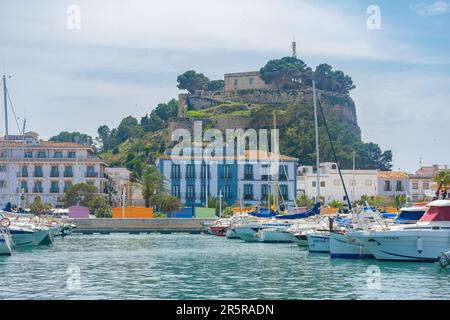 Denia, Alicante, Spanien. 22. Mai 2022 - Raset Hotel, vor dem Jachthafen, im alten Stadtviertel. Schloss Denia im Hintergrund Stockfoto