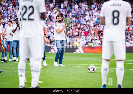 Sergio Lull, Mannschaftskapitän der Real Madrid Basketballmannschaft, zeigt den Fans den Euroleague-Pokal, bevor das Fußballspiel zwischen Real Madrid und Athletic Club Bilbao am Sonntag, den 04. Juni 2023, in Madrid, Spanien, im Bernabeu-Stadion gefeiert wird Stockfoto