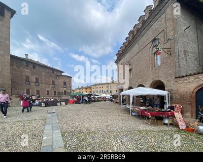 Fontanellato, Italien - Mai 2023 Antiquitätenmarkt im Zentrum der Stadt rund um das mittelalterliche Schloss San Vitali in der Provinz Parma, Italien. Stockfoto