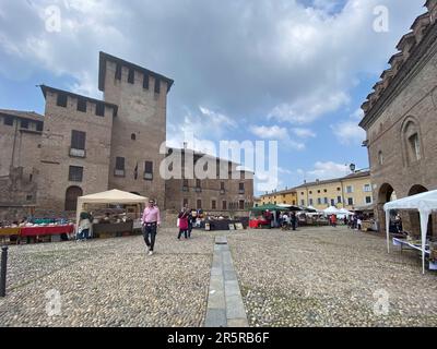 Fontanellato, Italien - Mai 2023 Antiquitätenmarkt im Zentrum der Stadt rund um das mittelalterliche Schloss San Vitali in der Provinz Parma, Italien. Stockfoto