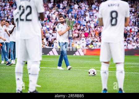 4. Juni 2023, Madrid, Madrid, Spanien: Sergio Lull, Teamkapitän des Real Madrid Basketballteams zeigt den Euroleague Cup den Fans vor dem Fußballspiel zwischen Real Madrid und Athletic Club Bilbao, die am Sonntag, den 04. Juni 2023 im Bernabeu-Stadion in Madrid, Spanien, gefeiert wurden (Bild: © Alberto Gardin/ZUMA Press Wire), NUR REDAKTIONELLE VERWENDUNG! Nicht für den kommerziellen GEBRAUCH! Stockfoto