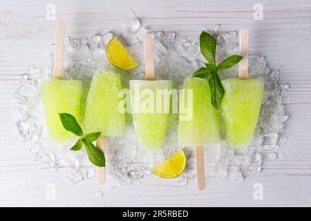 Hausgemachte Popsicles mit Limettensaft und Minze, Mojito-Fruchteis Stockfoto