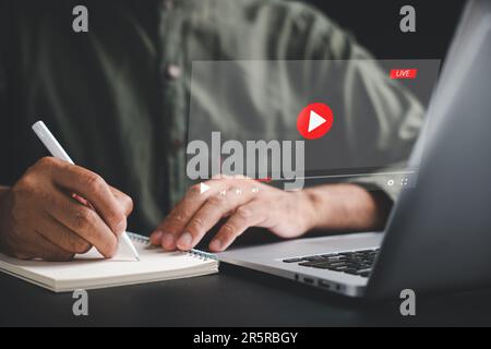 Schüler, die mit einem Computer in E-Learning und Online-Bildung vertieft sind Stockfoto