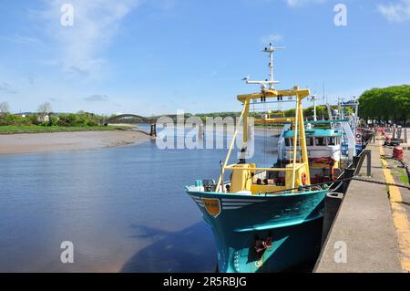 Boote am Kai am Fluss Dee in Kirkcudbright, Dumfries und Galloway, Schottland, Großbritannien Stockfoto