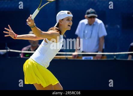 Emiliana Arango (Columbia) spielt in der ersten Qualifikationsrunde der Surbiton Tennis Trophäe. London, den 4. Juni 2023. Stockfoto