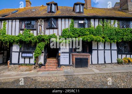 Rye, East Sussex, England, Europa - 18. Mai 2023: The Mermaid - antikes Hotel in einer kopfsteingepflasterten Straße. Eine kleine englische mittelalterliche Küstenstadt auf einer Sonne Stockfoto