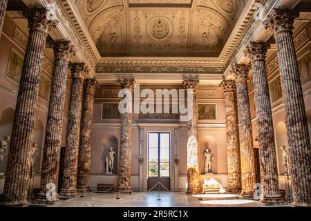 Blick auf den großen Kedleston Hall Ballroom mit Decke und Wänden und kunstvoller Architektur Stockfoto